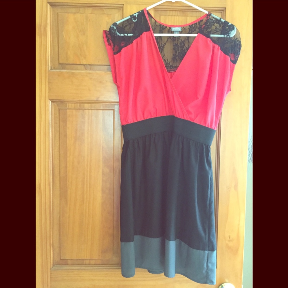 Short Sleeved v dress with Lace top